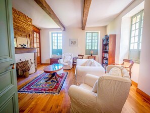 TV, fireplace, DVD player, table tennis - Beautiful farmhouse with private pool (Perchède)