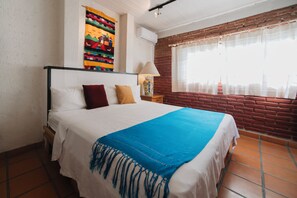 Premium bedding, individually decorated, individually furnished, desk - Hotel Casa Guivá (Oaxaca)
