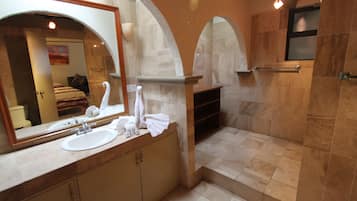 Standard-Apartment | Badezimmer | Dusche, kostenlose Toilettenartikel, Haartrockner, Handtücher