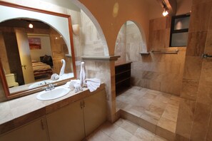 Standard Apartment | Bathroom | Shower, free toiletries, hair dryer, towels