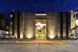 Fachada de la propiedad por la tarde o noche