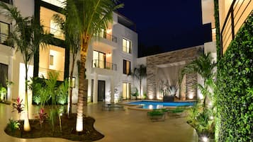 Alberca al aire libre y camastros