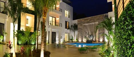 Alberca al aire libre y camastros