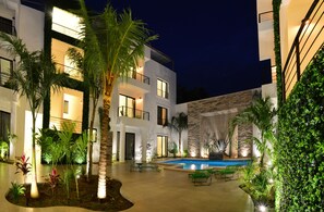 Outdoor pool, sun loungers - Elements Tulum Boutique Hotel (Tulum)