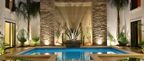 Kolam renang outdoor, dengan kursi berjemur