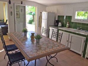 Réfrigérateur, micro-ondes, plaque de cuisson, lave-vaisselle