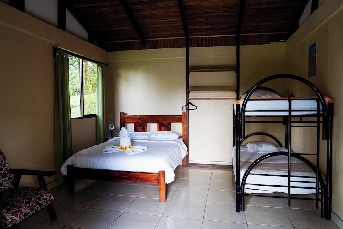 Chambre quadruple supérieure, salle de bain privée | 1 chambre, literie fournie