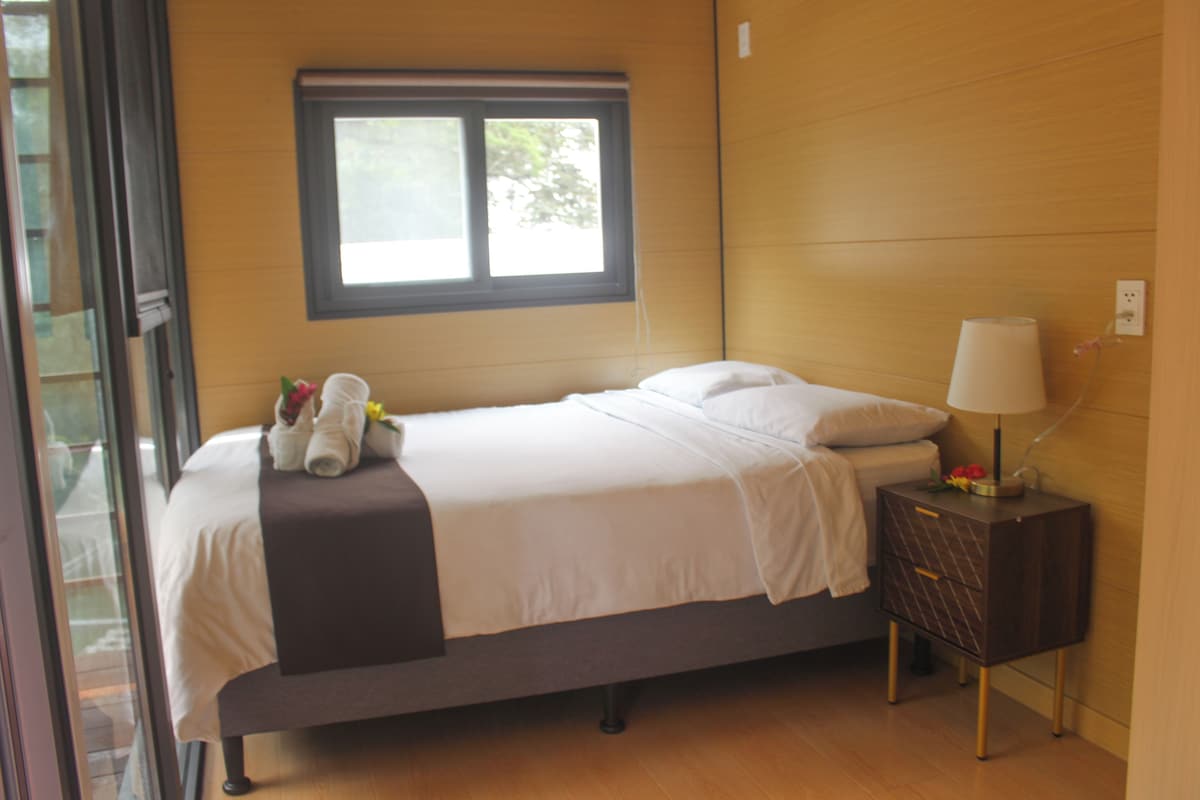 Comfort Cabin, Mountain View | Desk, bed sheets