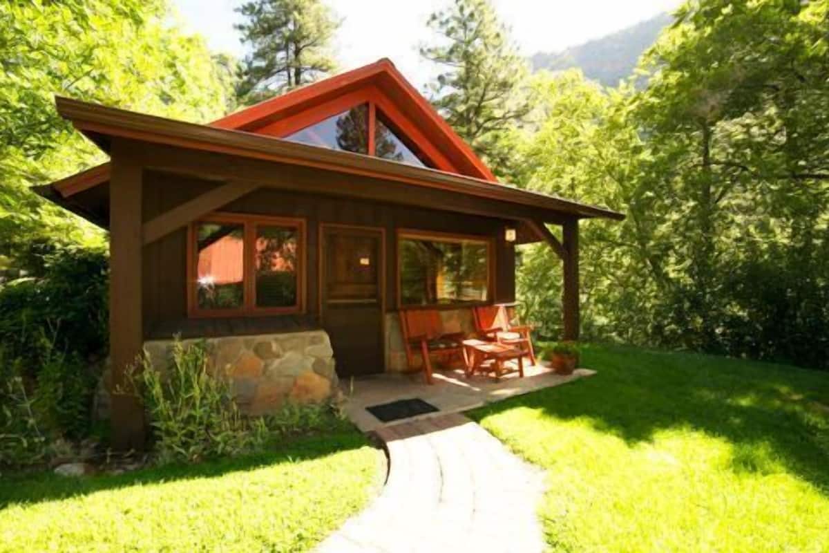 Cabin Rainy | Iron/ironing board, bed sheets