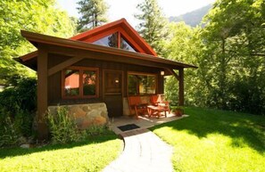 เคบิน (Rainy) | เตารีด/โต๊ะรีดผ้า, ผ้าปูที่นอน