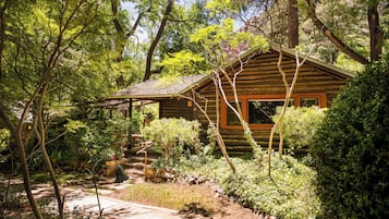 Cabin 7 | Iron/ironing board, bed sheets