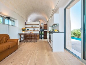 Télévision, lecteur de DVD, chaîne hi-fi