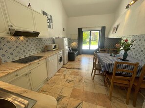 Geladeira, micro-ondas, cooktop, lava-louças