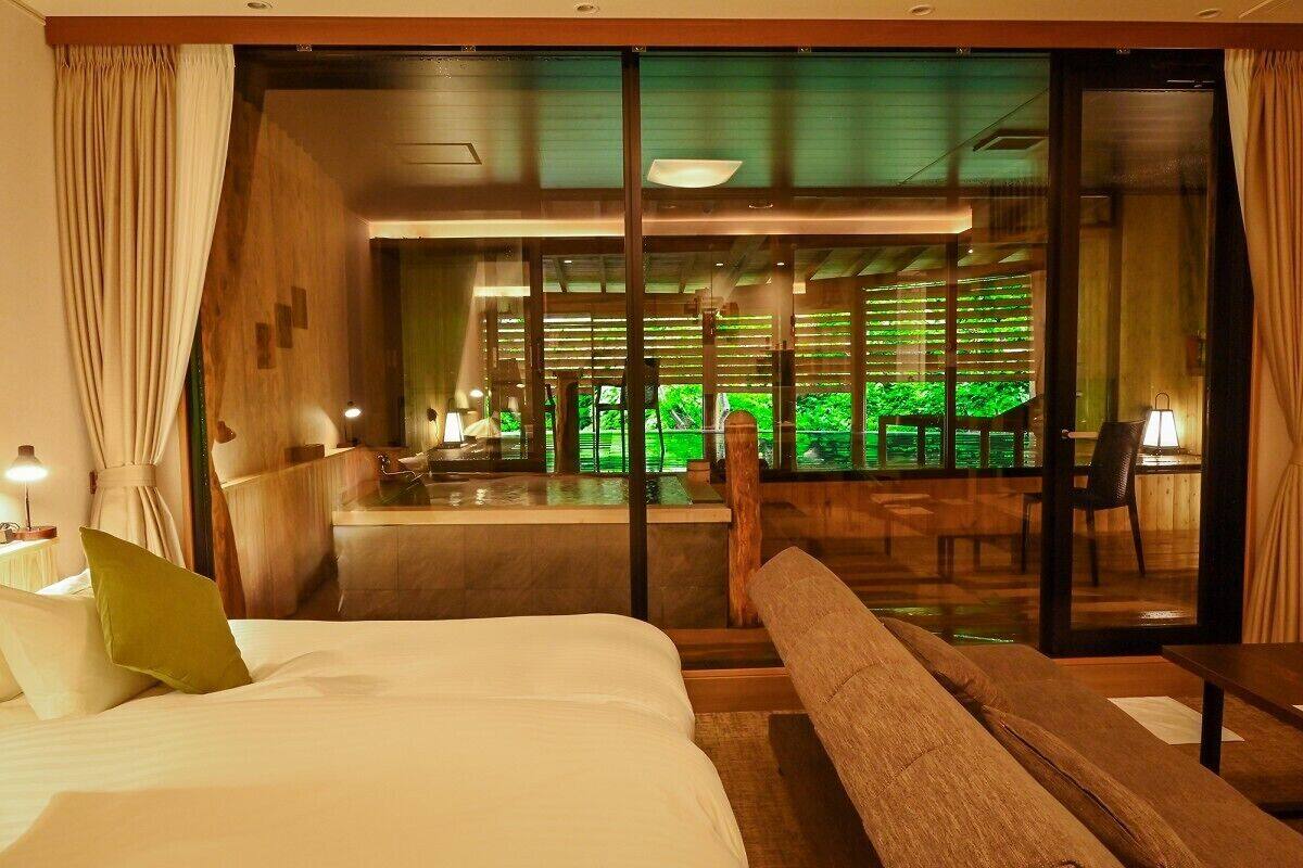 Twin Room with Shower- Non-Smoking | Peralatan tempat tidur premium, peti besi dalam bilik 