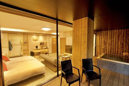 Room 12 Suite with Hot Spring Bath | Ropa de cama de alta calidad, caja fuerte, cortinas opacas