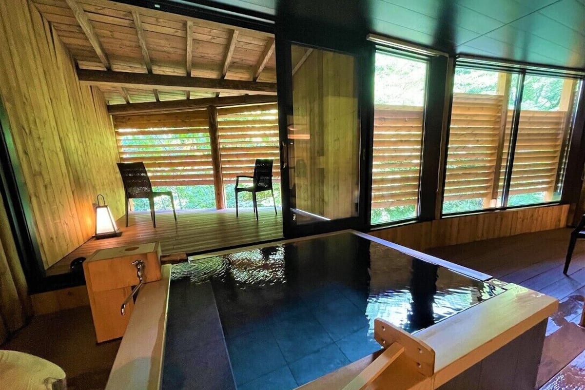 Room 12 Suite with Hot Spring Bath | Bilik Mandi | Pengering rambut, selipar, tuala disediakan, sabun 
