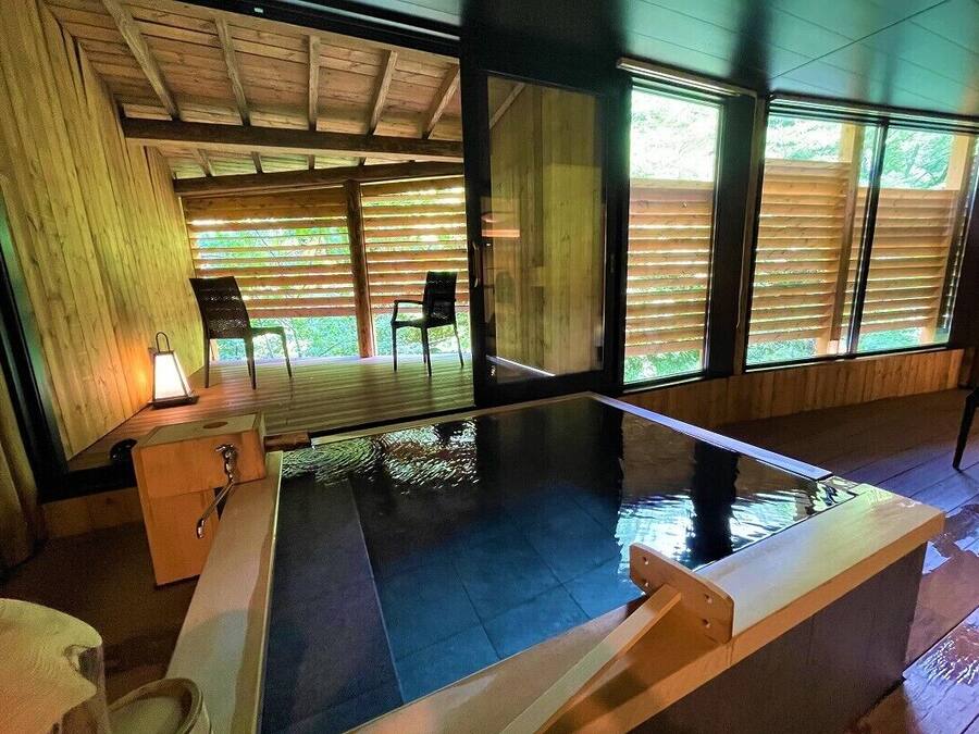 Room 12 Suite with Hot Spring Bath | Banheiro | Secador de cabelo, chinelos, toalhas de banho, sabonete