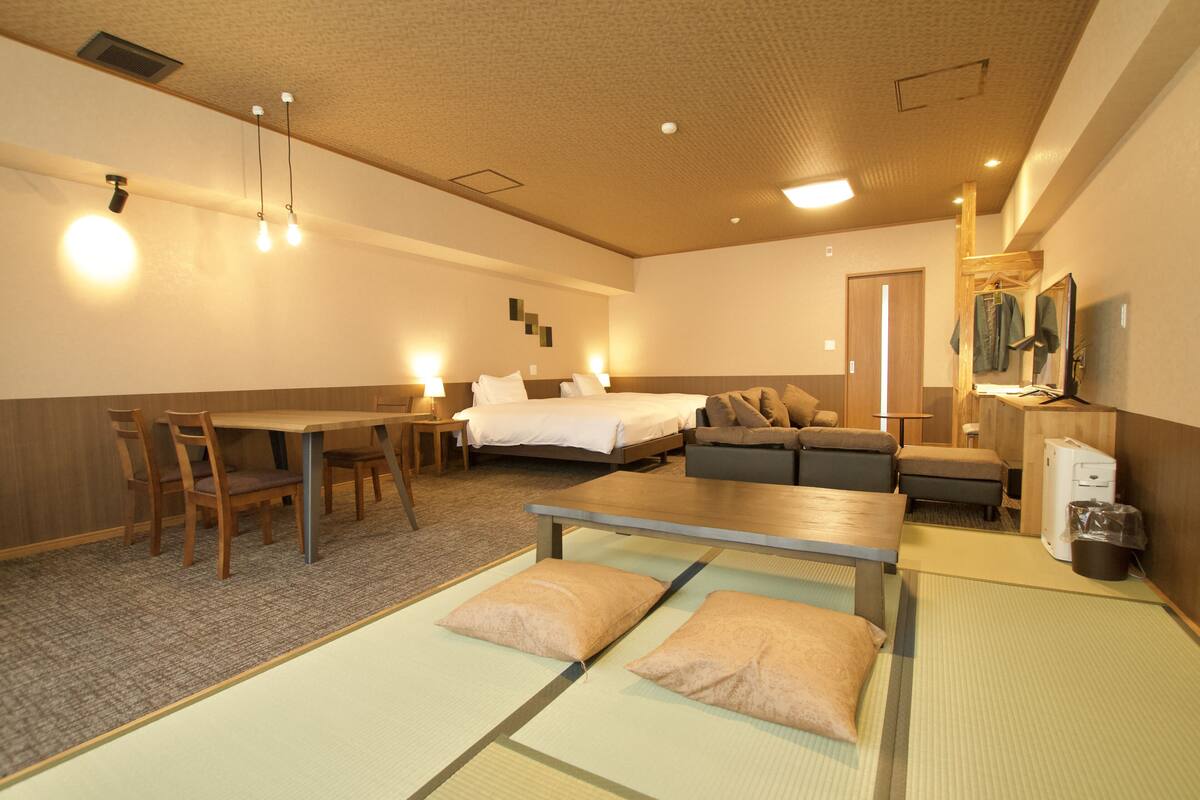 Superior Twin Room, Non Smoking (Japanese Western Room with Shower) | Peralatan tempat tidur premium, peti besi dalam bilik 