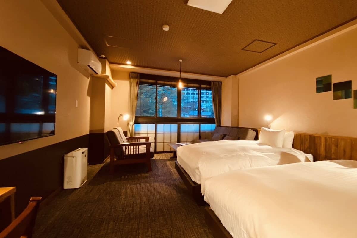 Twin Room with Shower- Non-Smoking | Peralatan tempat tidur premium, peti besi dalam bilik 