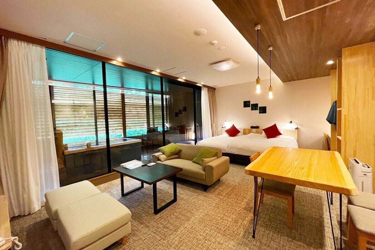 Twin Room with Shower- Non-Smoking | Peralatan tempat tidur premium, peti besi dalam bilik 