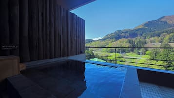 Habitación de lujo con 2 camas individuales, no fumadores (with Open Air Bath, 56sqm) | Baño | Artículos de higiene personal gratuitos, secador de pelo y zapatillas