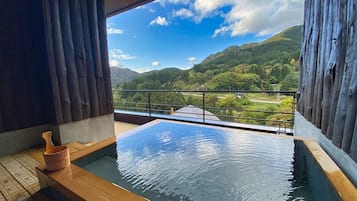 Habitación de lujo con 2 camas individuales, para no fumadores (with Open Air Bath, 56sqm) | Baño | Amenidades de baño gratuitas, secadora de cabello, pantuflas