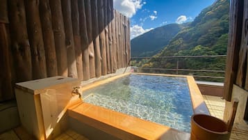 Habitación de lujo con 2 camas individuales, para no fumadores (with Open Air Bath, 37sqm) | Baño | Amenidades de baño gratuitas, secadora de cabello, pantuflas