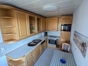 Fridge, oven, stovetop, coffee/tea maker