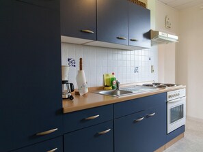 Fridge, oven, stovetop, coffee/tea maker