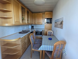 Fridge, microwave, oven, stovetop - Charmante Ferienwohnung Katja in Morbach-Hoxel (Morbach-Hoxel)