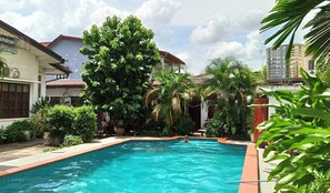 Piscina externa, espreguiçadeiras