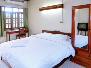 Standaard tweepersoonskamer, 1 queensize bed, niet-roken | Een bureau, gratis wifi, beddengoed