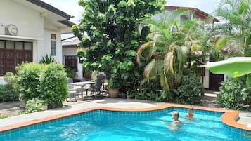 Piscina a l'aire lliure i gandules