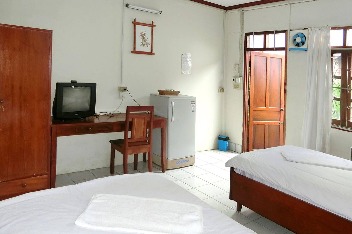 Habitación estándar con 2 camas individuales | Baño | Ducha, artículos de higiene personal gratuitos y toallas