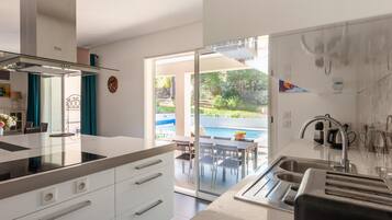 Coffee/tea maker, fridge, microwave, oven