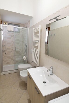 Apartment, 1 Bedroom | Bathroom | Shower, free toiletries, hair dryer, bidet - Sissi Suite (Venice)