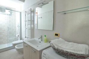 アパートメント 1 ベッドルーム | バスルーム | シャワー、バスアメニティ (無料)、ヘアドライヤー、ビデ