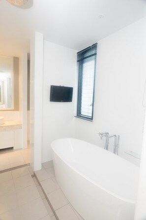 3 Bedrooms Villa | バスルーム | 個別の浴槽とシャワー、深めの浴槽、バスアメニティ (無料)、タオル
