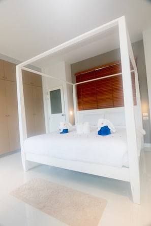 3 habitaciones, caja de seguridad en la habitación y escritorio 