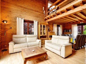 Télévision, lecteur de DVD, baby-foot, chaîne hi-fi