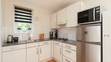 Een koelkast, een magnetron, een vaatwasser