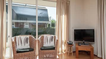 Een televisie, een open haard, een dvd-speler en een stereo