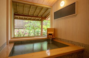 Deluxe Room | Bathroom | Combined shower/tub, free toiletries, hair dryer, towels
