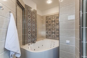 Honeymoon-Doppel- oder -Zweibettzimmer, 1 Schlafzimmer | Badezimmer | Haartrockner, Hausschuhe, Handtücher, Seife
