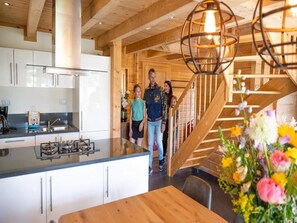KylskÄp, mikrovÄgsugn, diskmaskin och barnstol