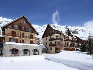 Un hotel con diversi piani, balconi e facciata in pietra.