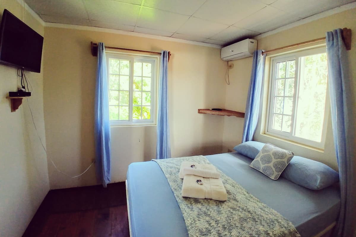 In-room safe, desk, rollaway beds, free WiFi
