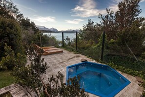 Outdoor spa tub - Cabañas Las Marias Del Nahuel (San Carlos de Bariloche)