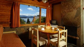 Bungalow (2 People) | 2 chambres, coffres-forts dans les chambres, Wi-Fi gratuit