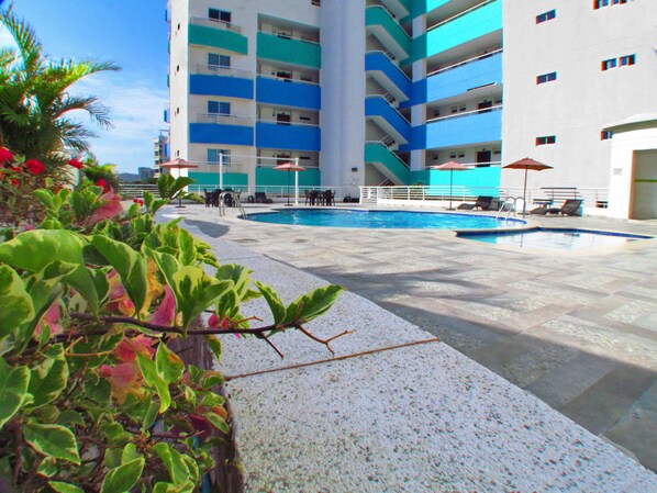 Outdoor pool - Apartamentos Suiteline Plus - Cerca al Mar (Santa Marta)